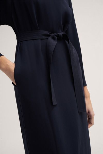 Raffiniertes Crêpe-Maxikleid mit Gürtel