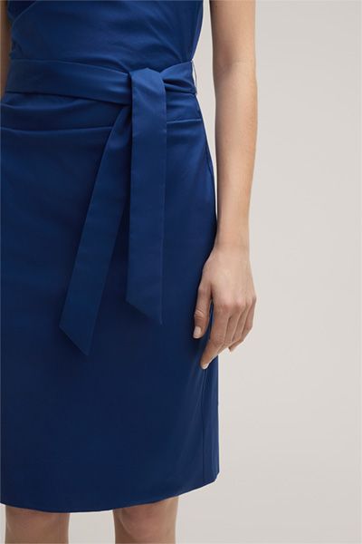 Elegantes Etuikleid mit Bindegürtel
