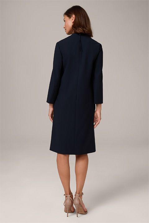 Minimalistisches Eggshape-Kleid mit V-Ausschnitt