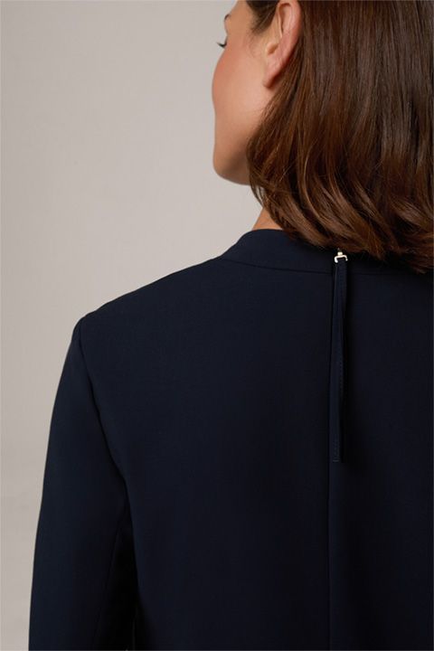 Minimalistisches Eggshape-Kleid mit V-Ausschnitt