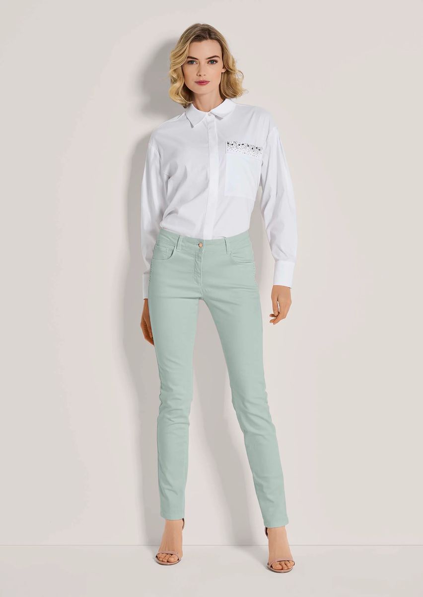 Schlanke Five-Pocket-Jeans mit Strass