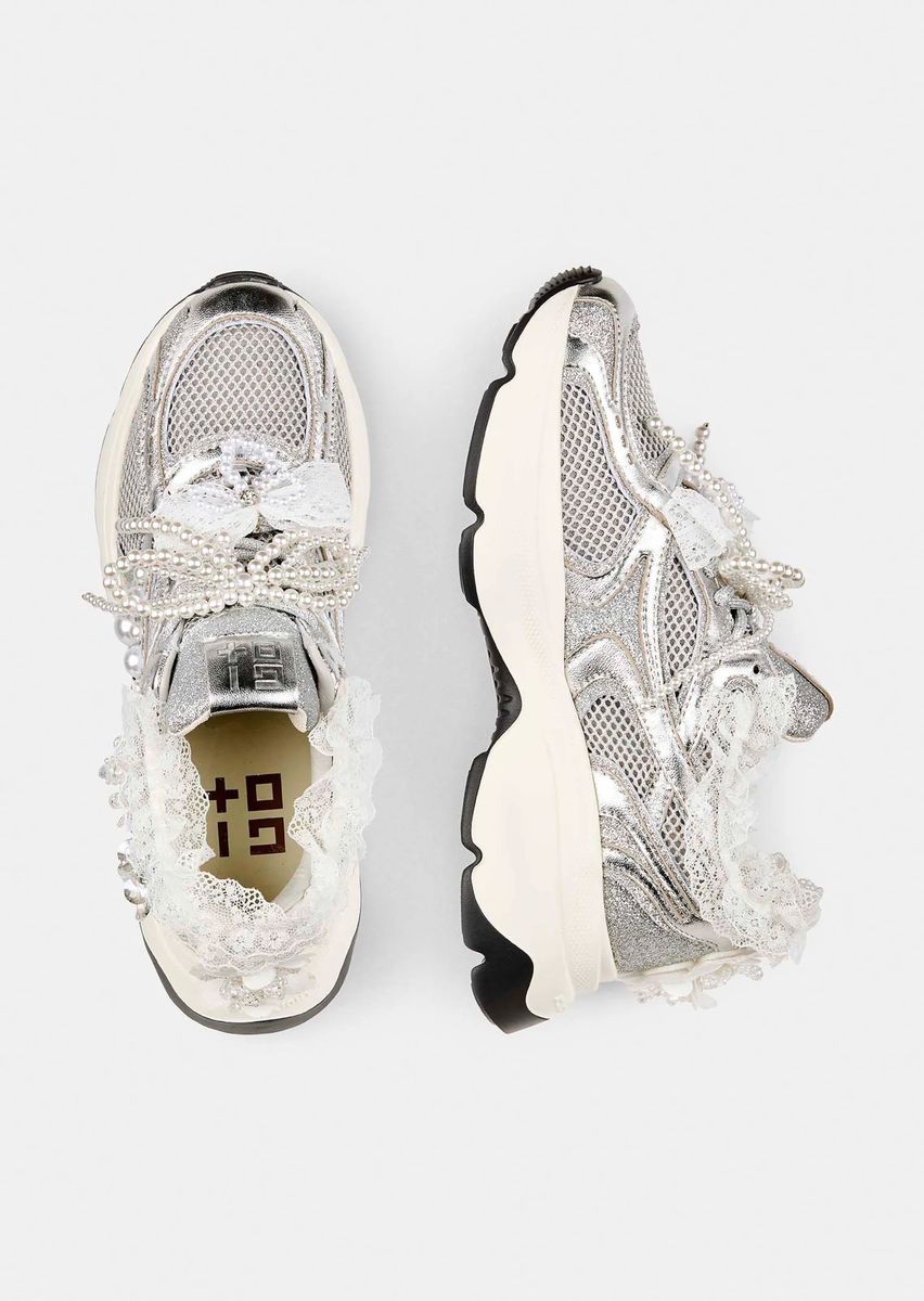 Perlen- und Spitzenverzierte Sneaker