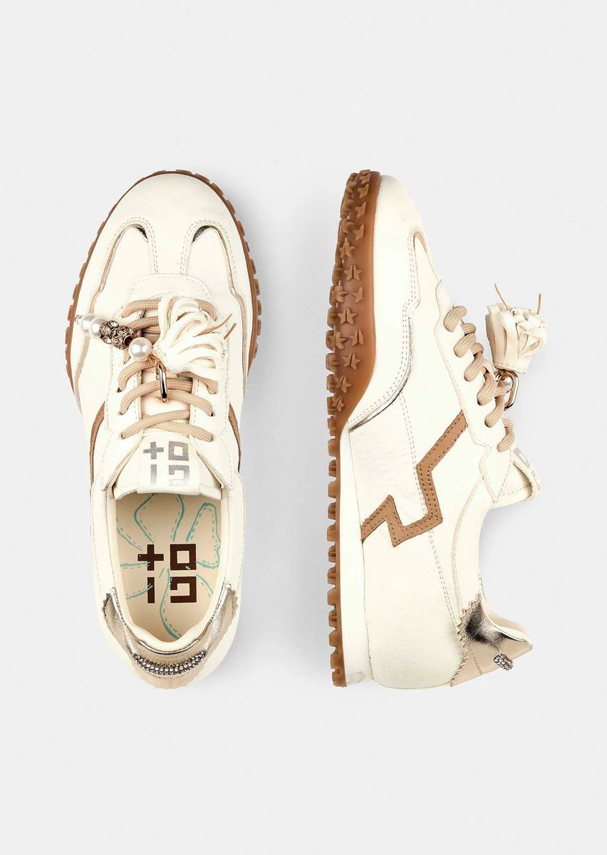 Eleganter Leder-Sneaker mit Schmuckanhängern