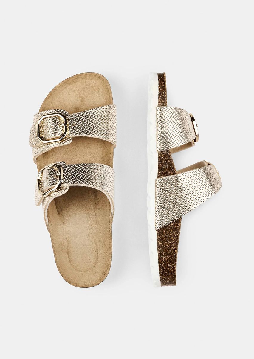 Pantoletten mit Metallic-Struktur und Schnallen