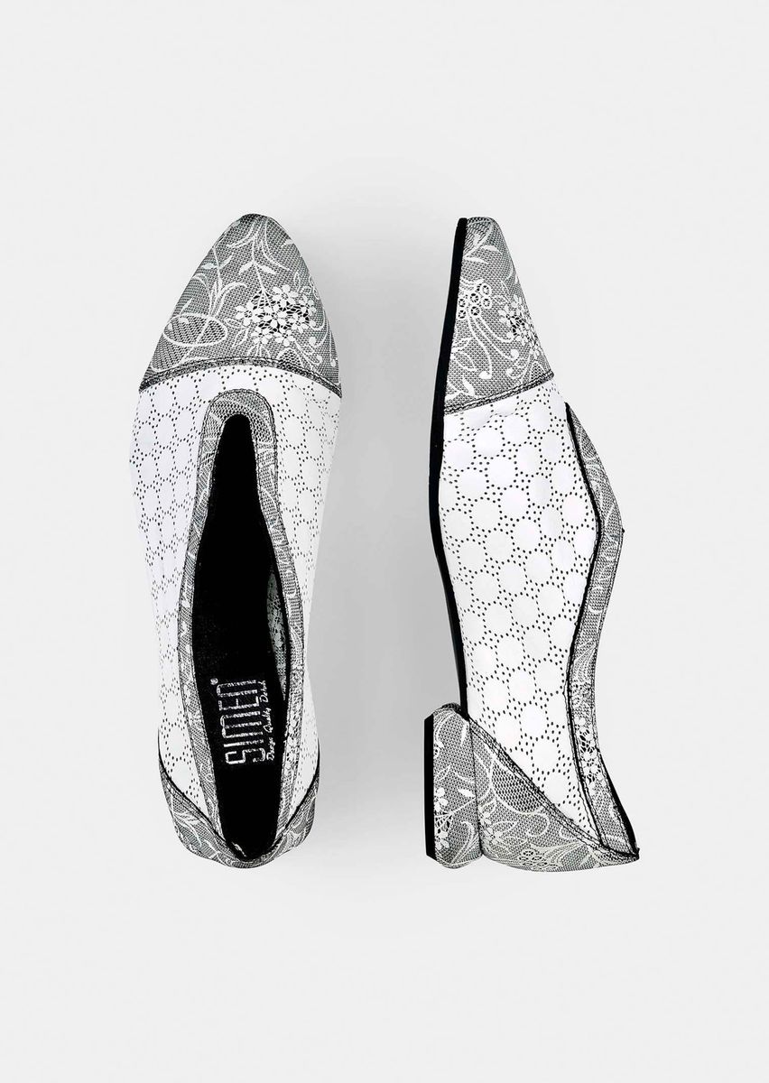 Gemusterte Slipper mit Spitzer Kappe