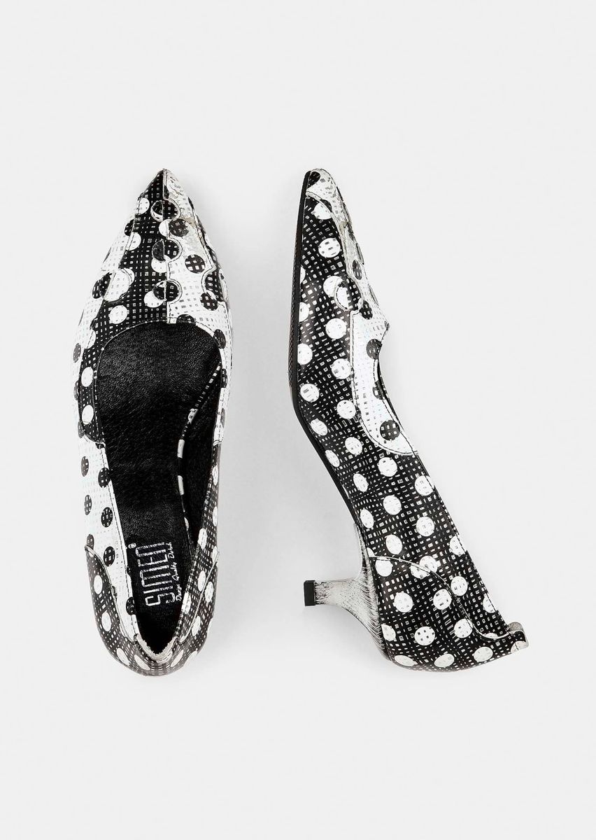Pumps mit grafischem Punktemuster