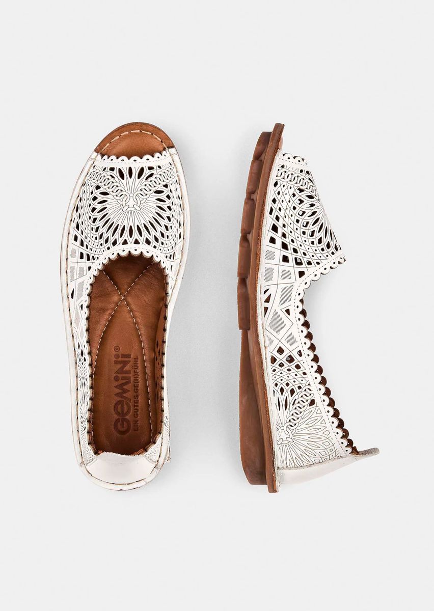 Laser-Cut Leder-Ballerina mit Peeptoe