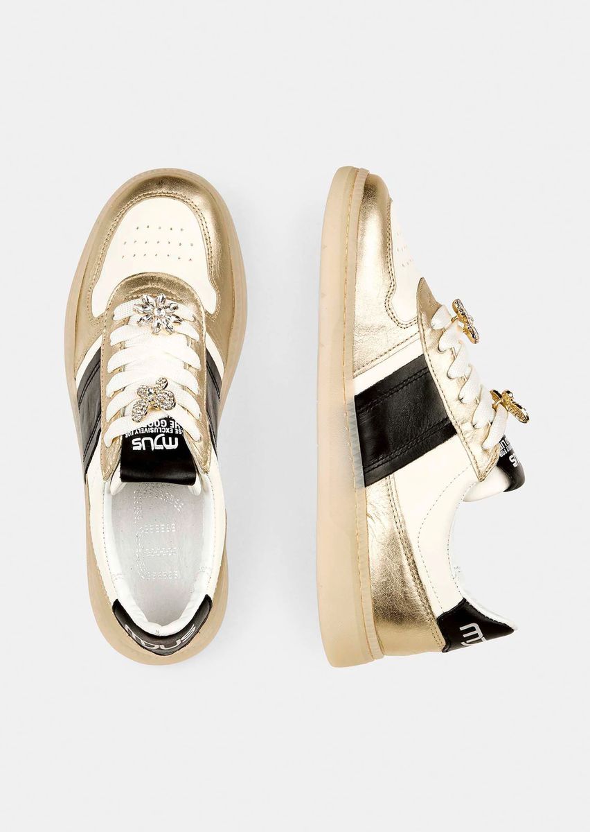 Metallic-Sneaker mit Schmuck-Applikationen
