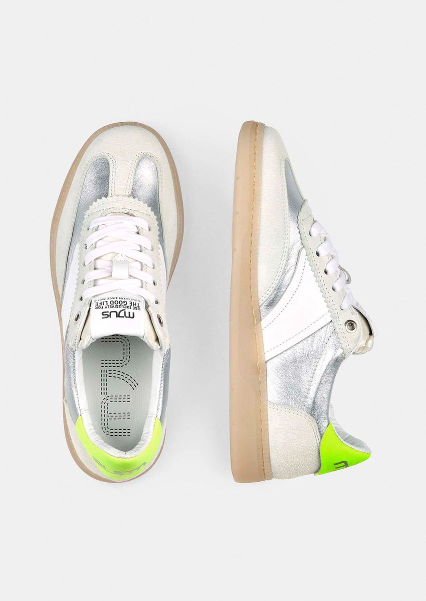 Sneaker mit Metallic-Schimmer-Effekt