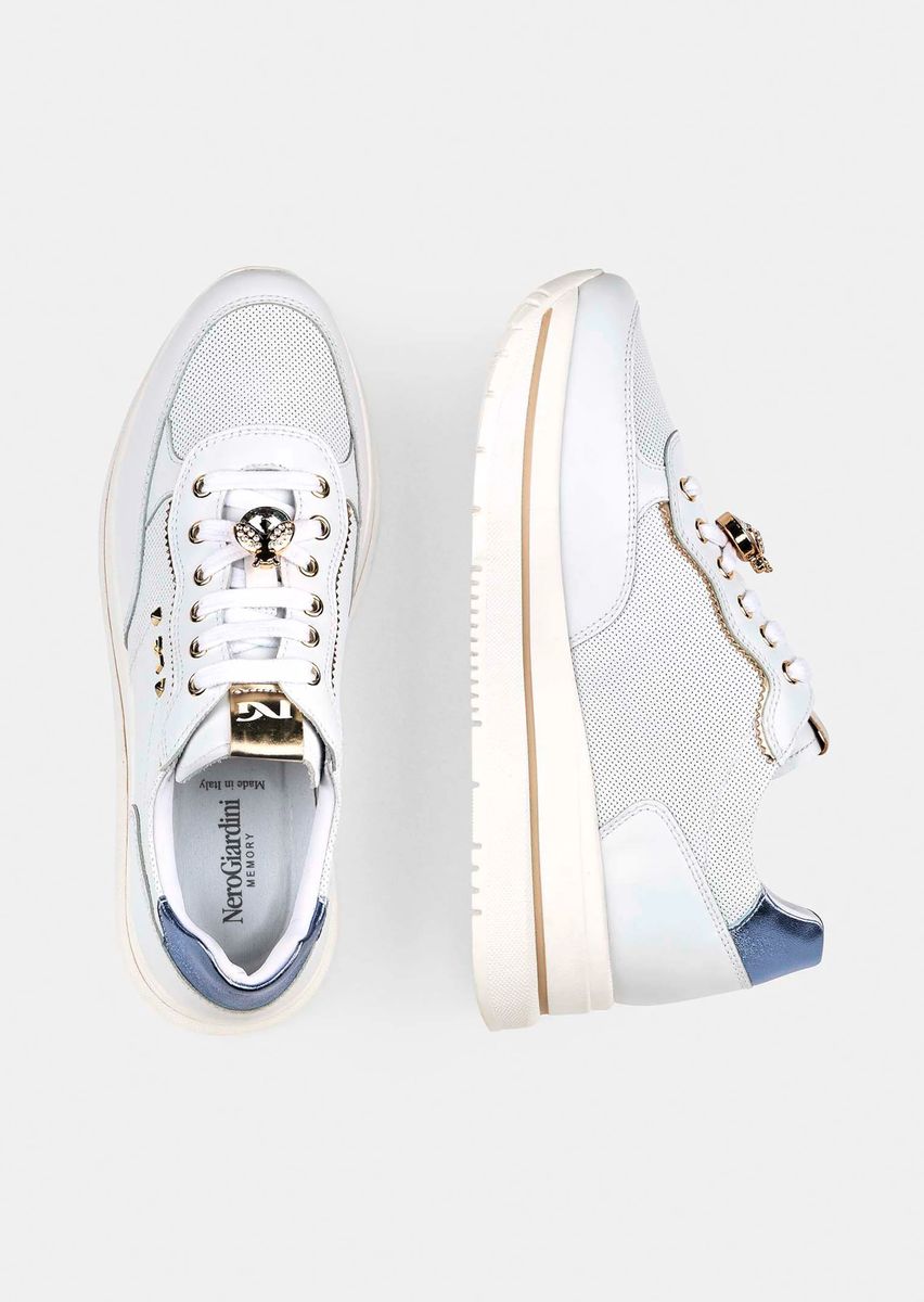 Verzierter Plateau-Sneaker mit Lochmuster