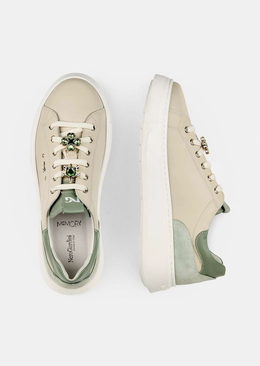 Leder-Plateau-Sneaker mit Schmuckdetails