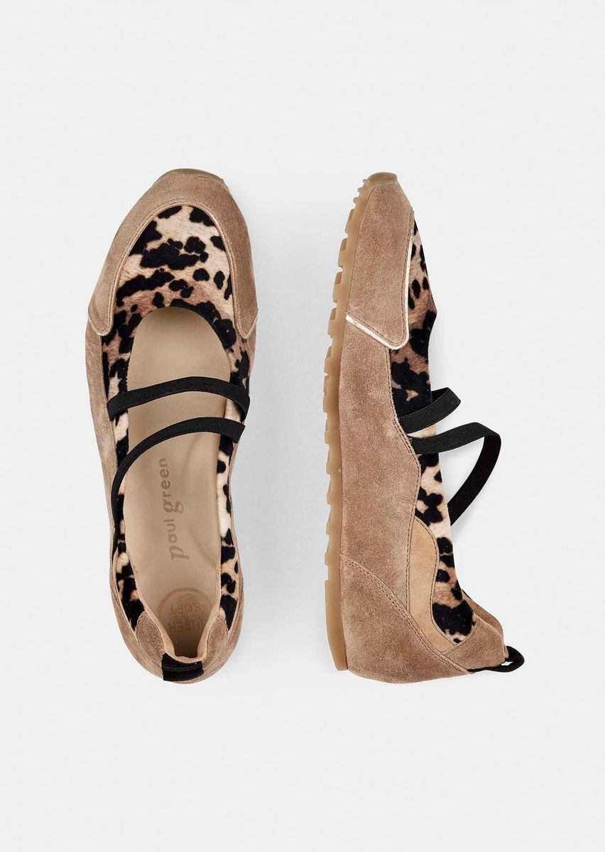 Ballerinas mit Riemchen und Tiermuster