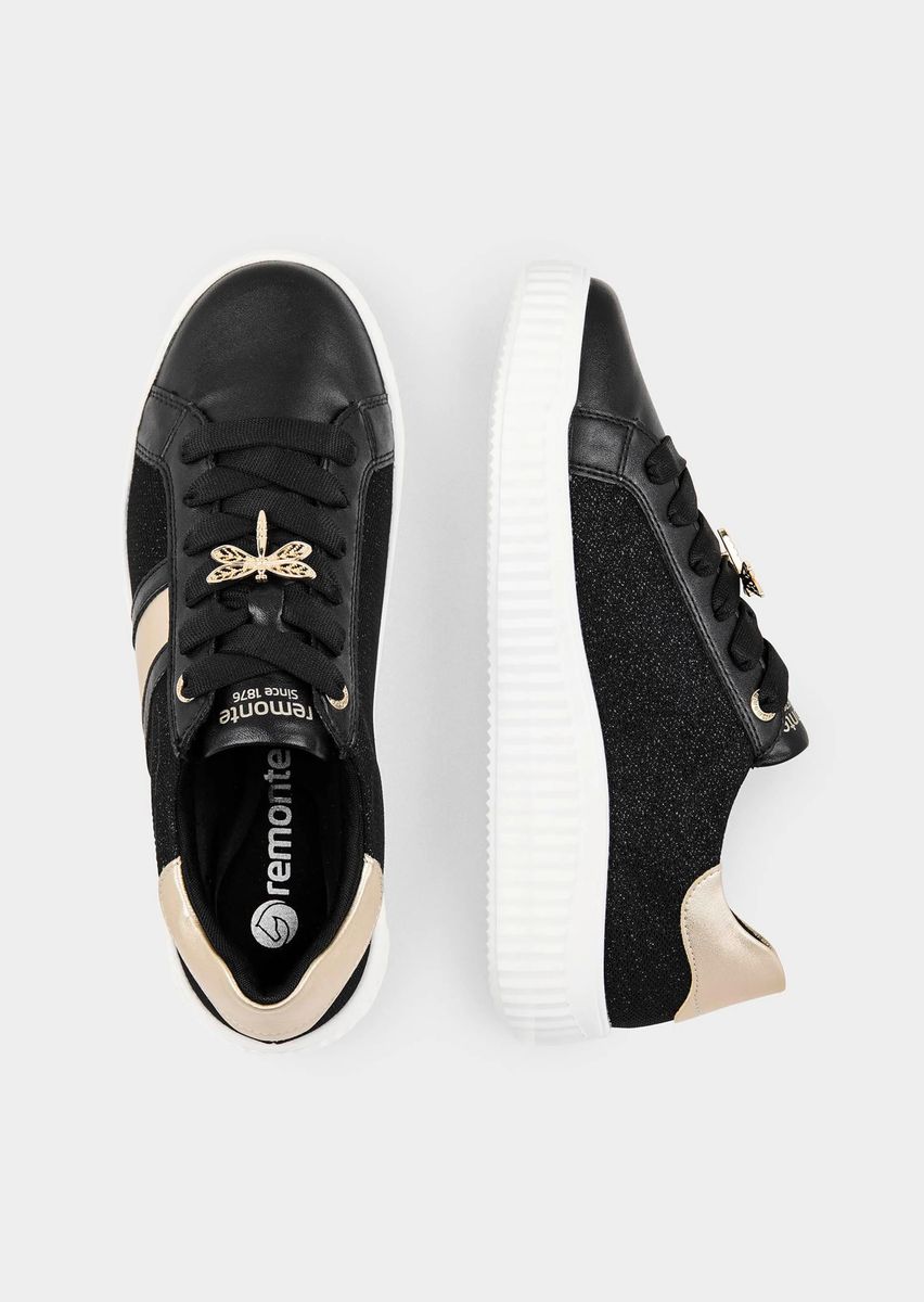 Schimmernder Sneaker mit Schmuckelement