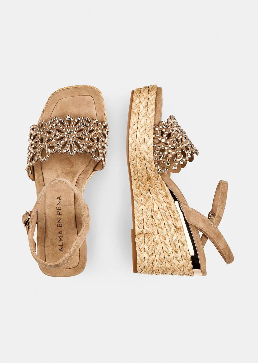 Keilsandaletten mit Strass und Bastsohle