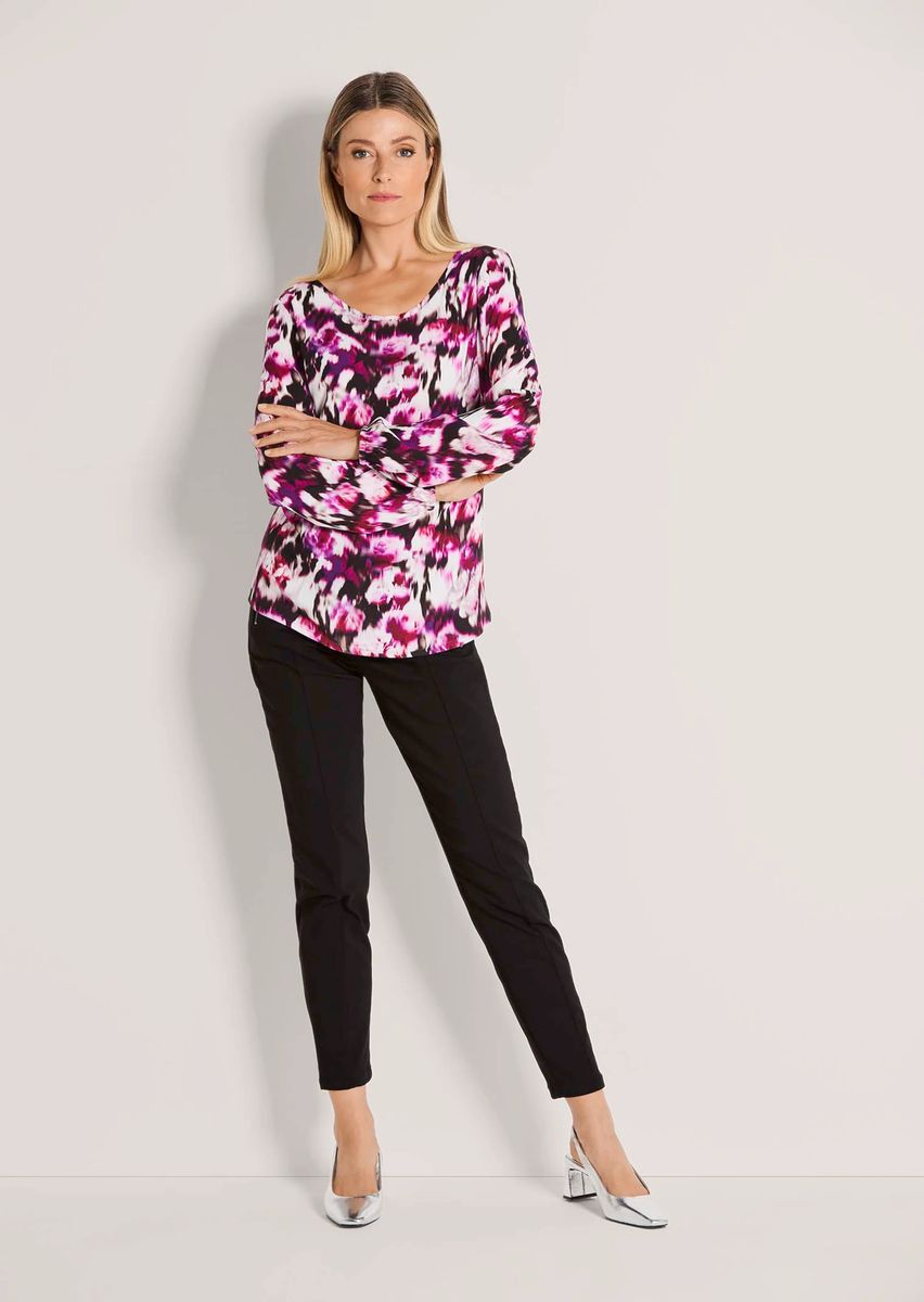 Fließende Viskosebluse mit abstraktem Print