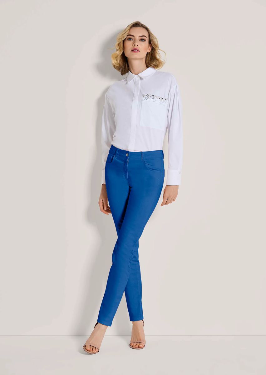 Schlanke Five-Pocket-Hose mit Strass-Akzenten