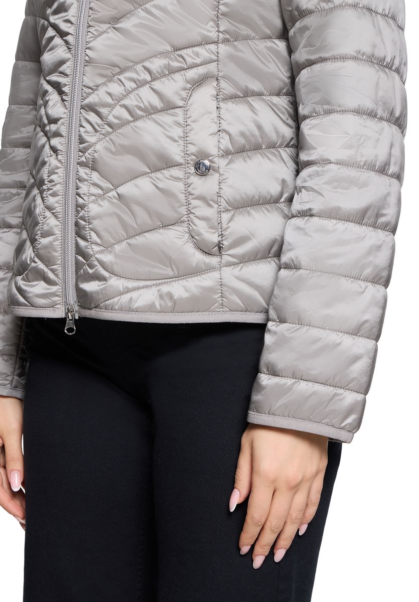 Leichte Steppjacke mit Kapuze