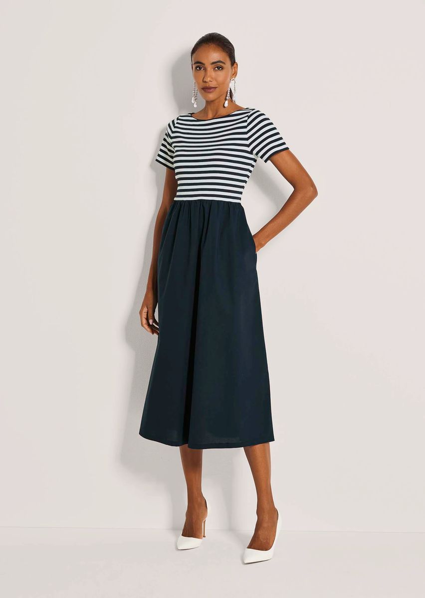 Gestreiftes Midikleid im Materialmix