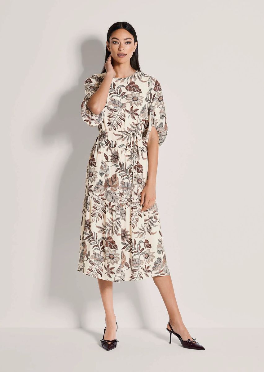 Romantisches Florales Stufen-Midikleid
