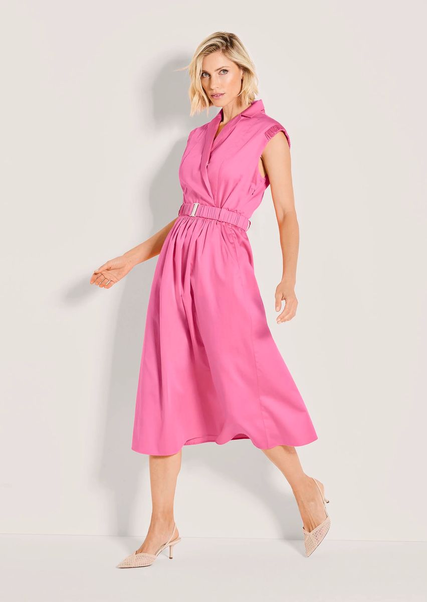Ärmelloses Midikleid mit Bindegürtel