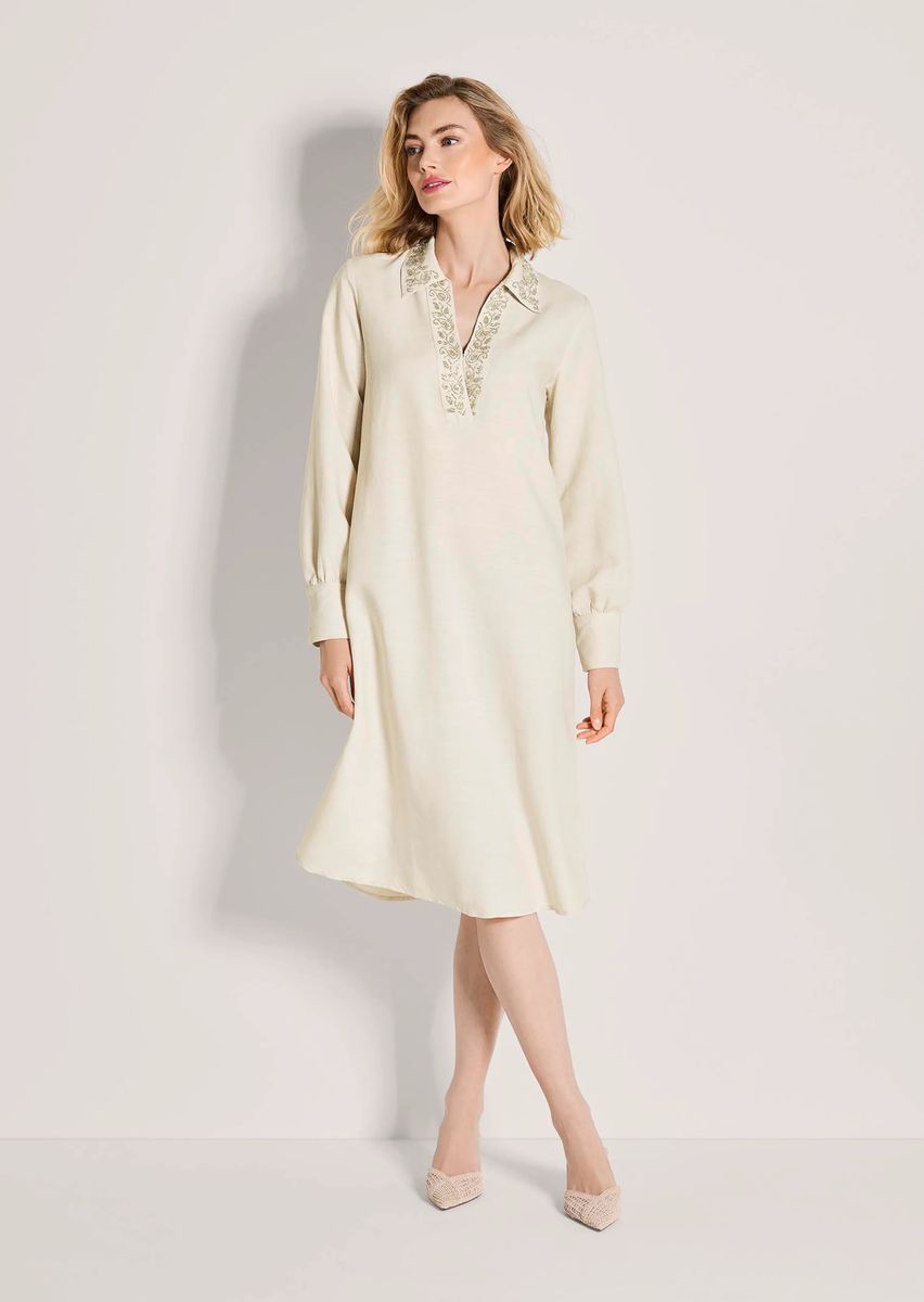 Verziertes Kaftan-Kleid mit V-Ausschnitt