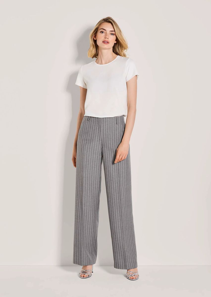 Nadelstreifenhose mit weitem Bein