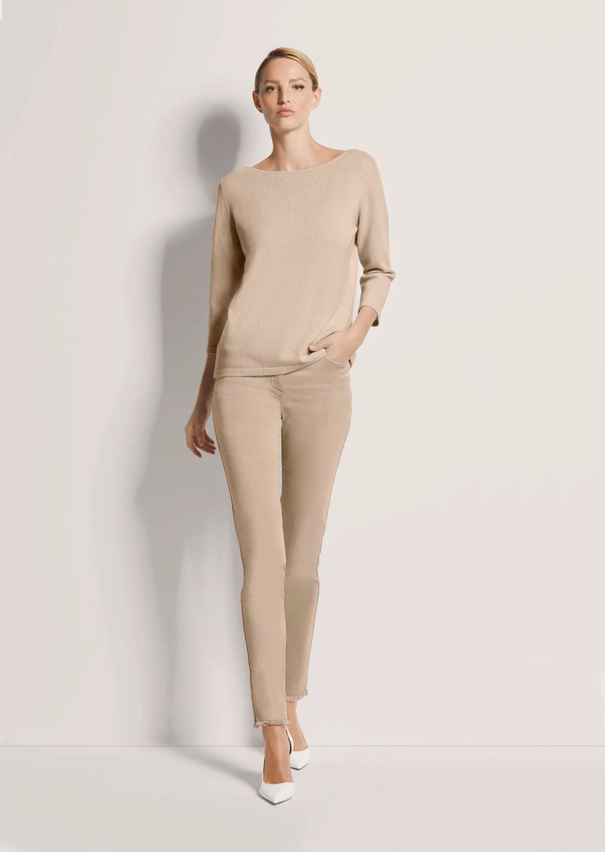 Minimalistischer Kaschmirpullover mit U-Boot-Ausschnitt