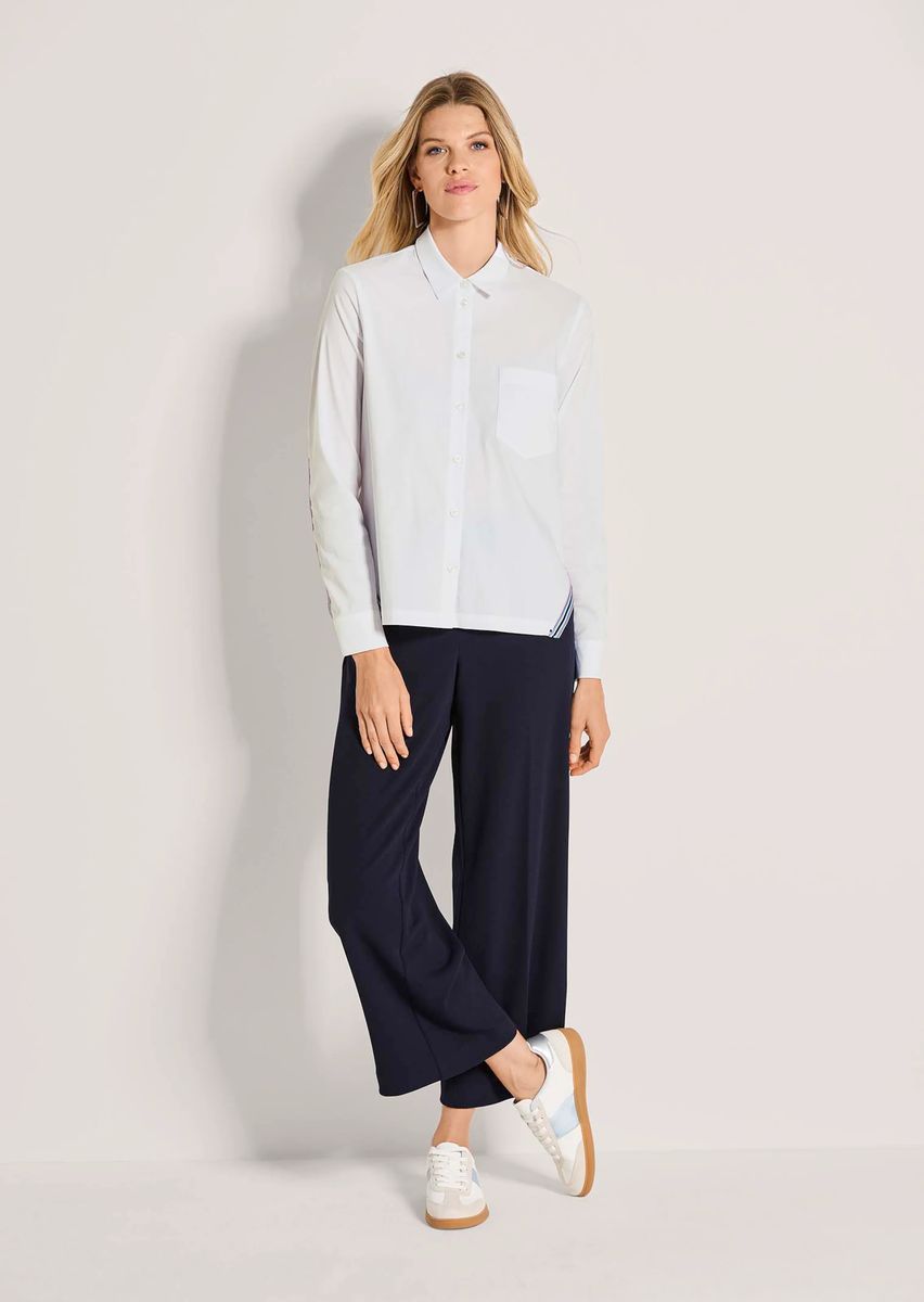 Sportive Bluse mit Kontrastbändern