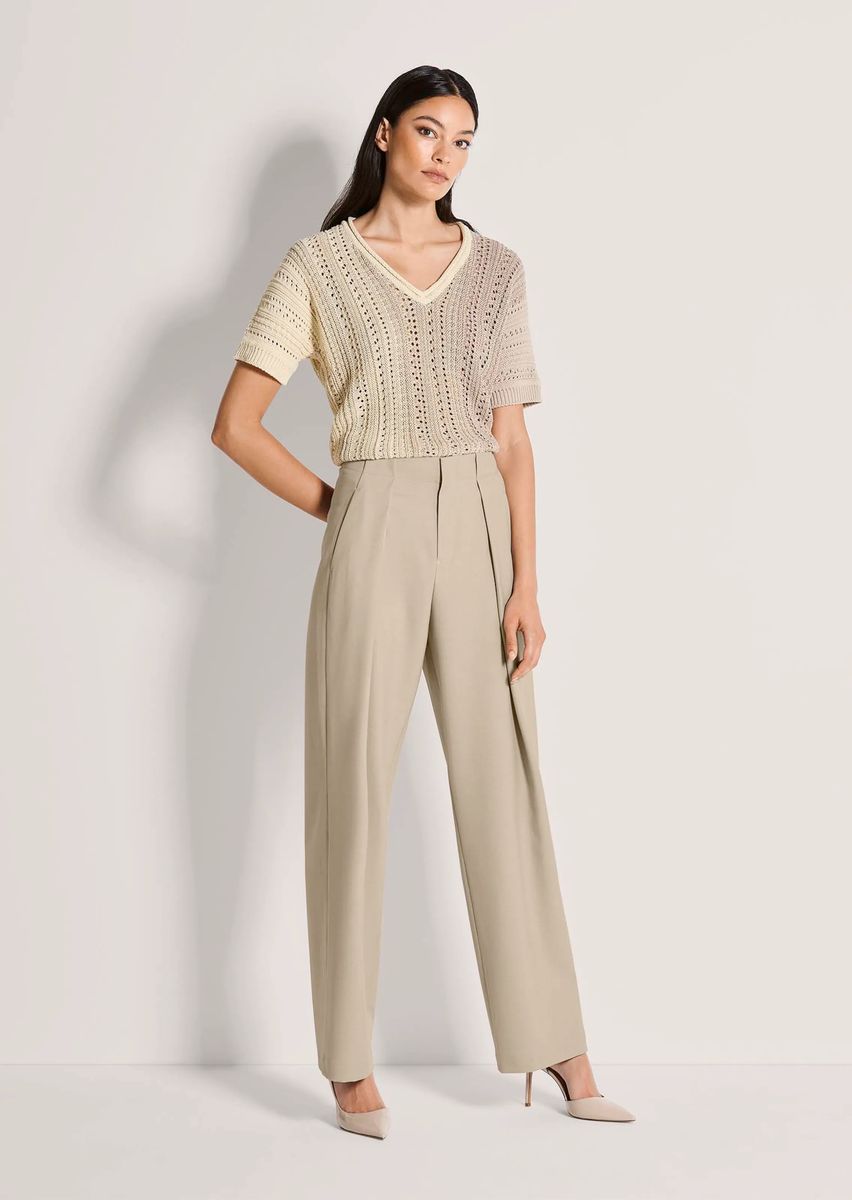 Hochgeschnittene Bundfaltenhose mit weitem Bein