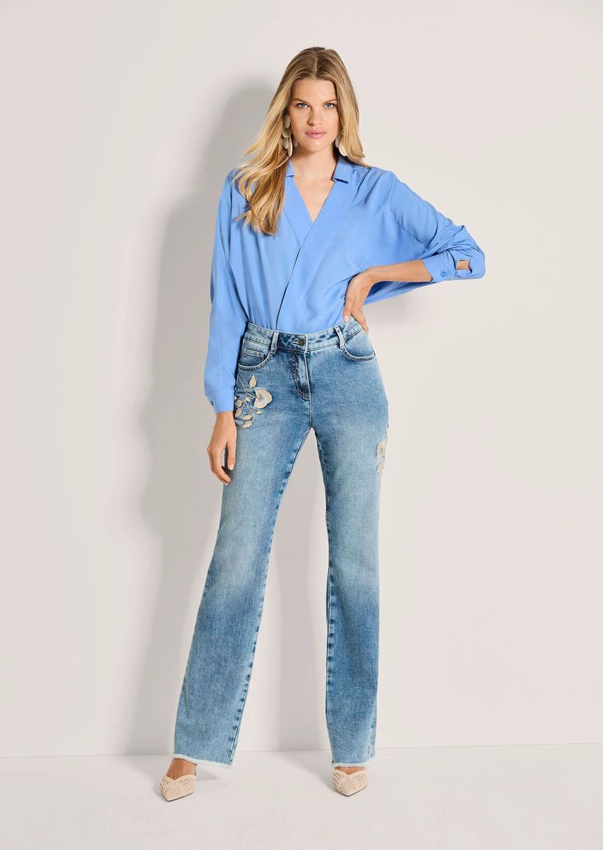 Bootcut-Jeans mit Stickerei und Fransensaum