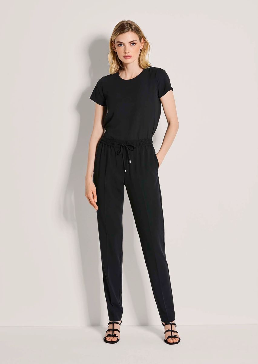 Tapered Joggpants mit Bügelfalten