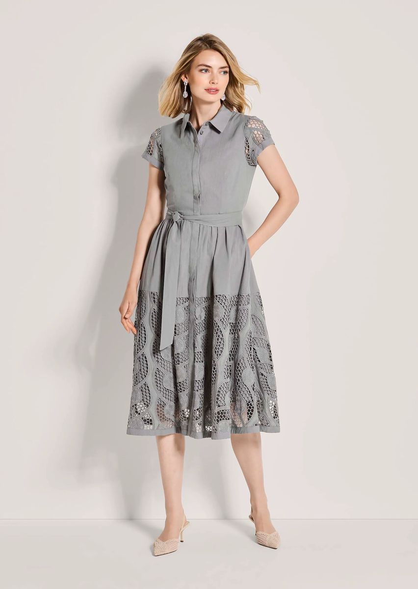 Midikleid mit Lochstickerei und Bindegürtel