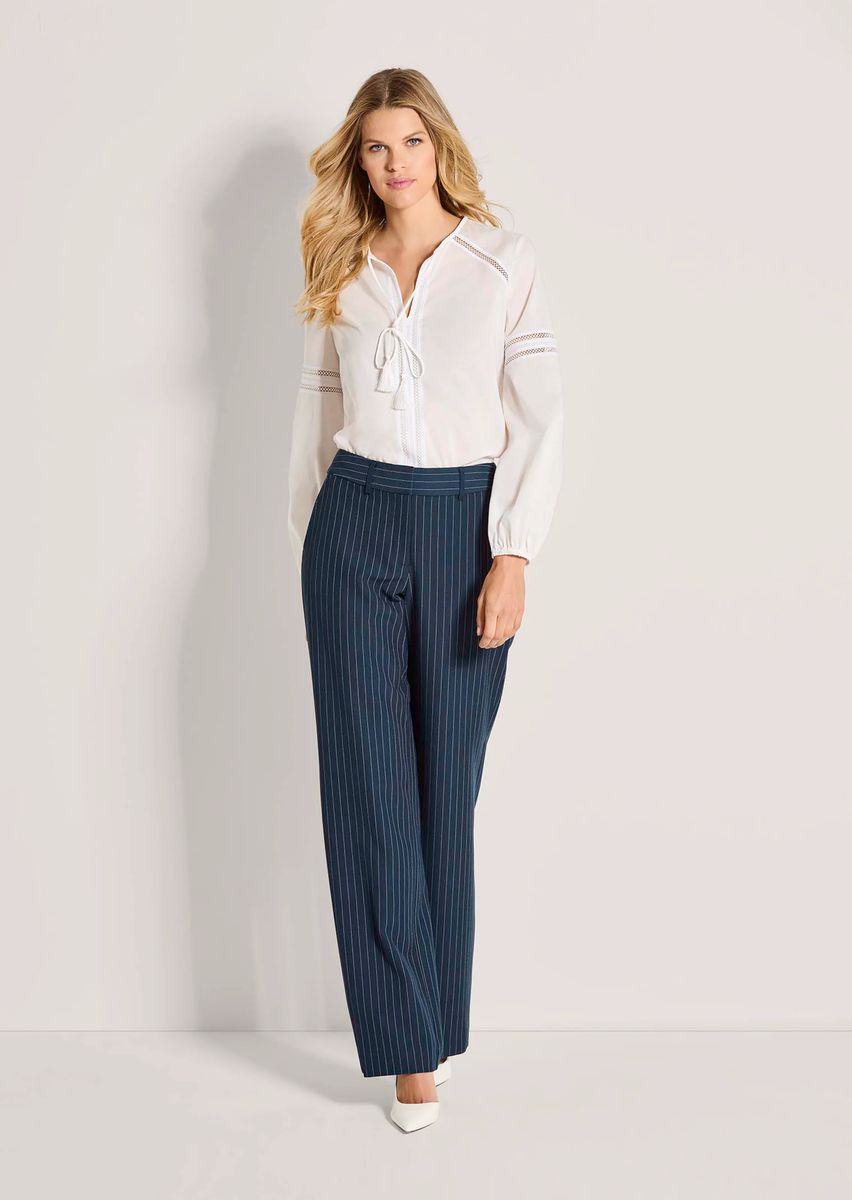Klassische Nadelstreifenhose mit weitem Bein