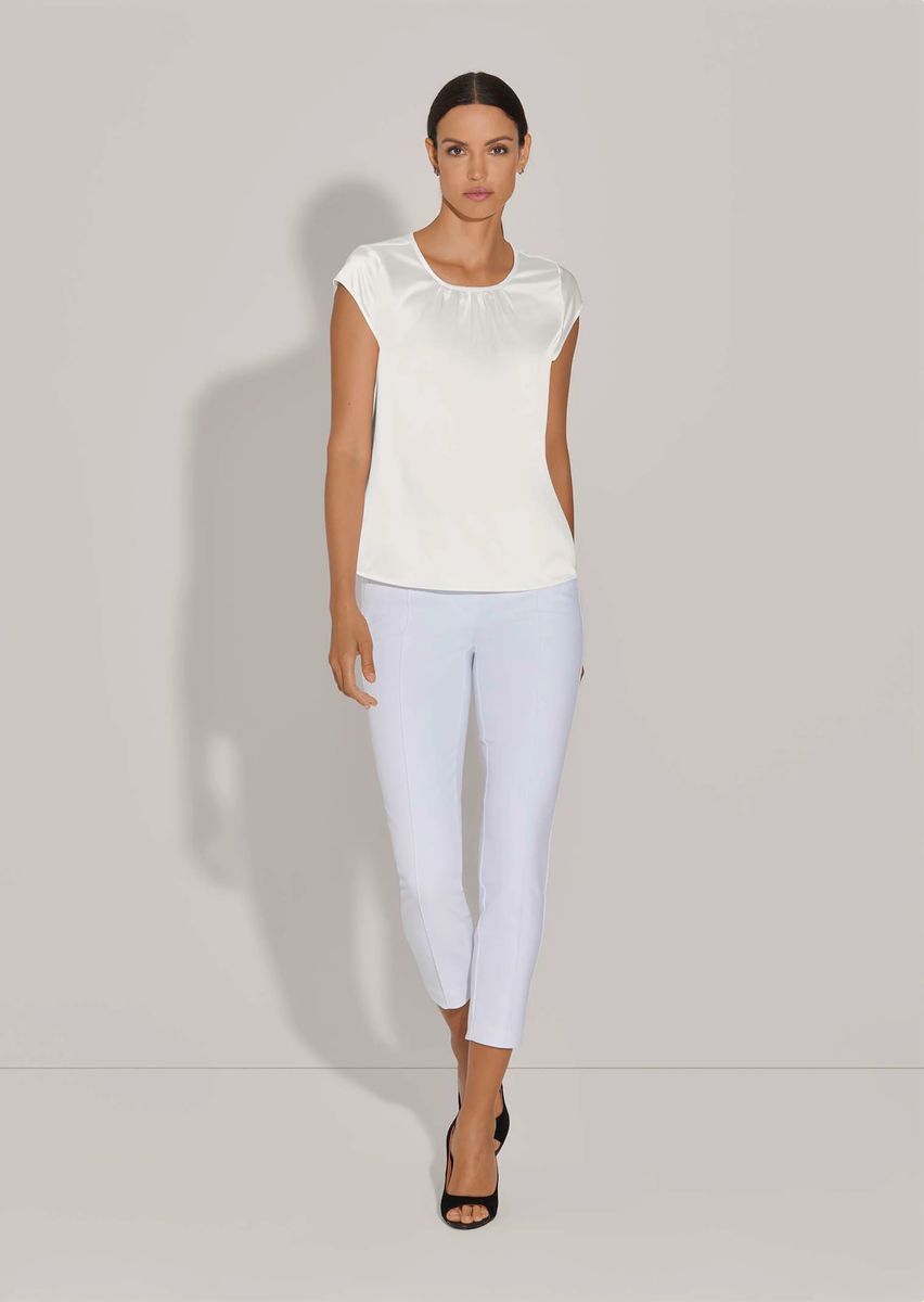 Satinbluse in A-Linie mit Kappenärmeln