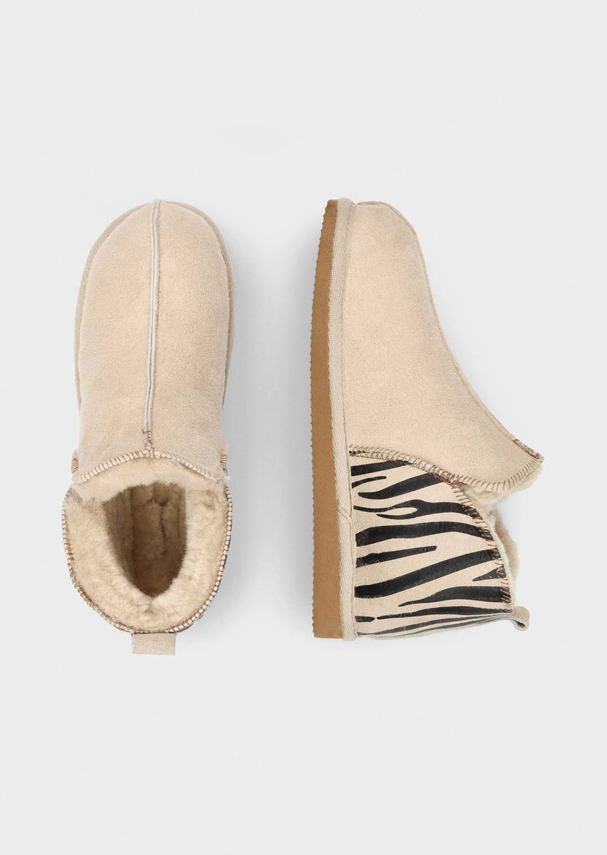 Knöchelhohe Lammfell-Hausschuhe mit Zebra-Print