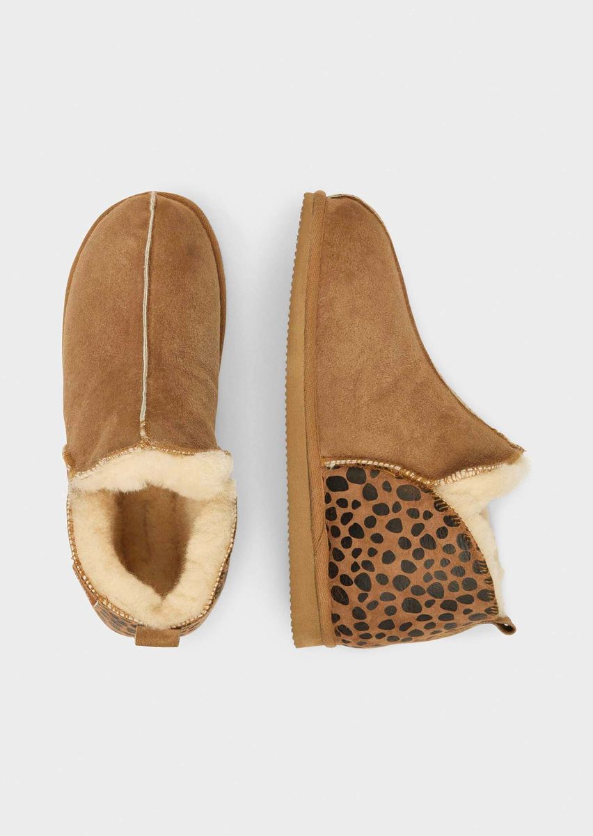 Lammfell-Hausschuhe mit Leoparden-Muster