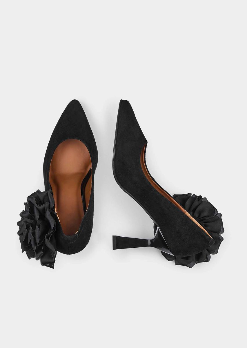 Suede-Pumps mit dekorativer Stoffblüte
