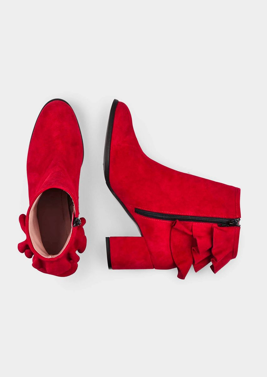 Wildleder-Stiefeletten mit dekorativen Rüschen