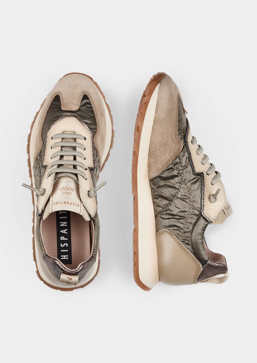 Sneaker im Materialmix mit Prägung