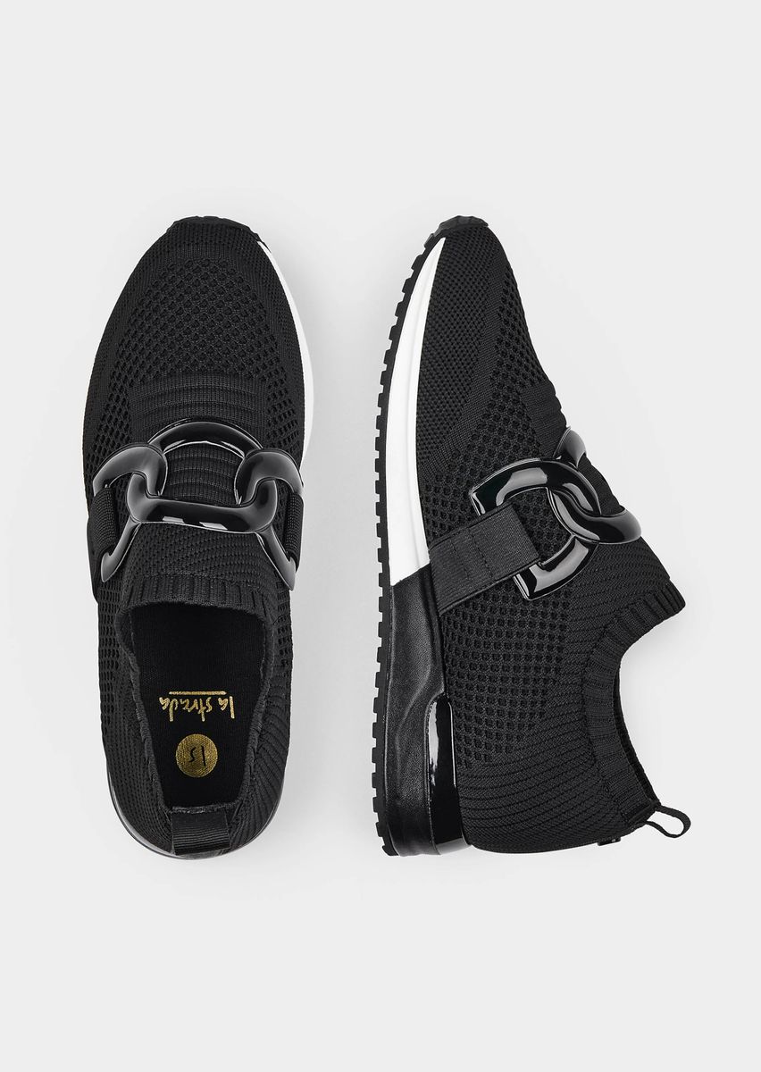 Strick-Sneaker zum Schlüpfen mit Zierkette