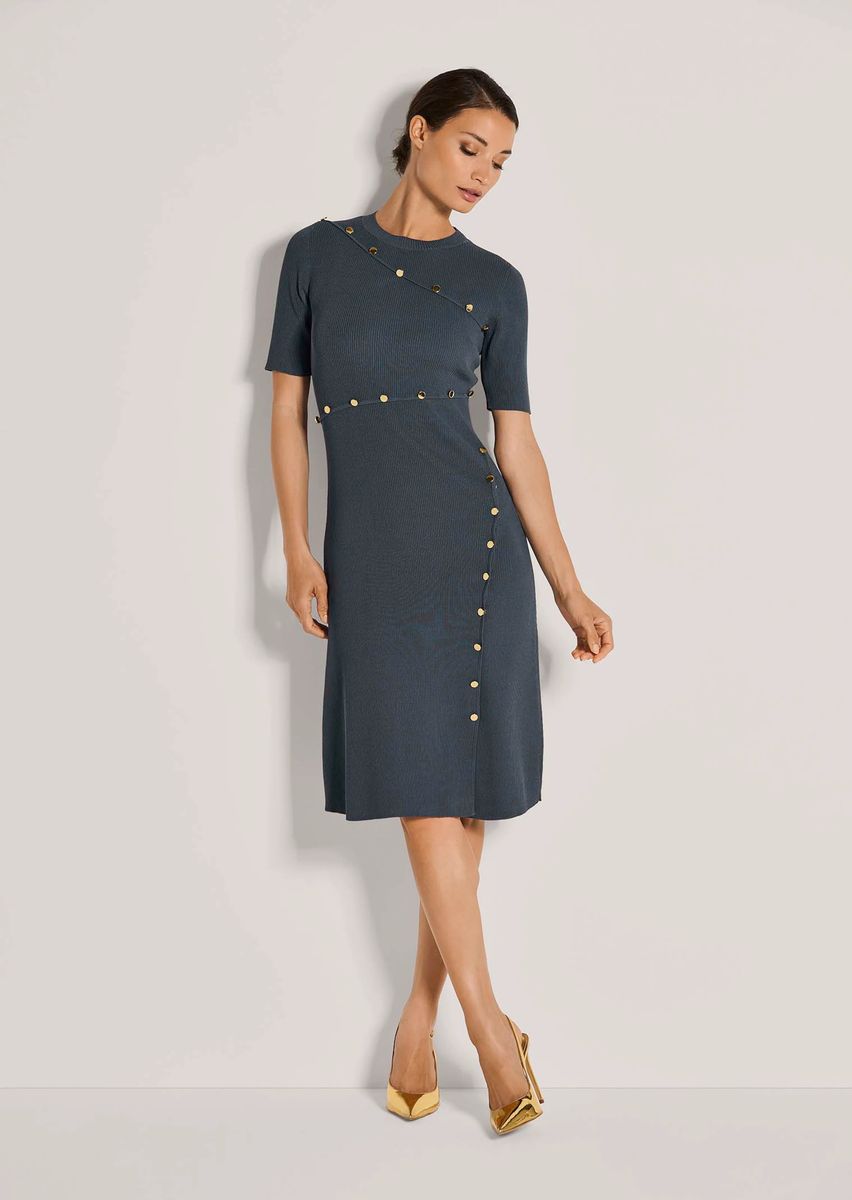 Geripptes Strick-Midikleid mit Zierknöpfen