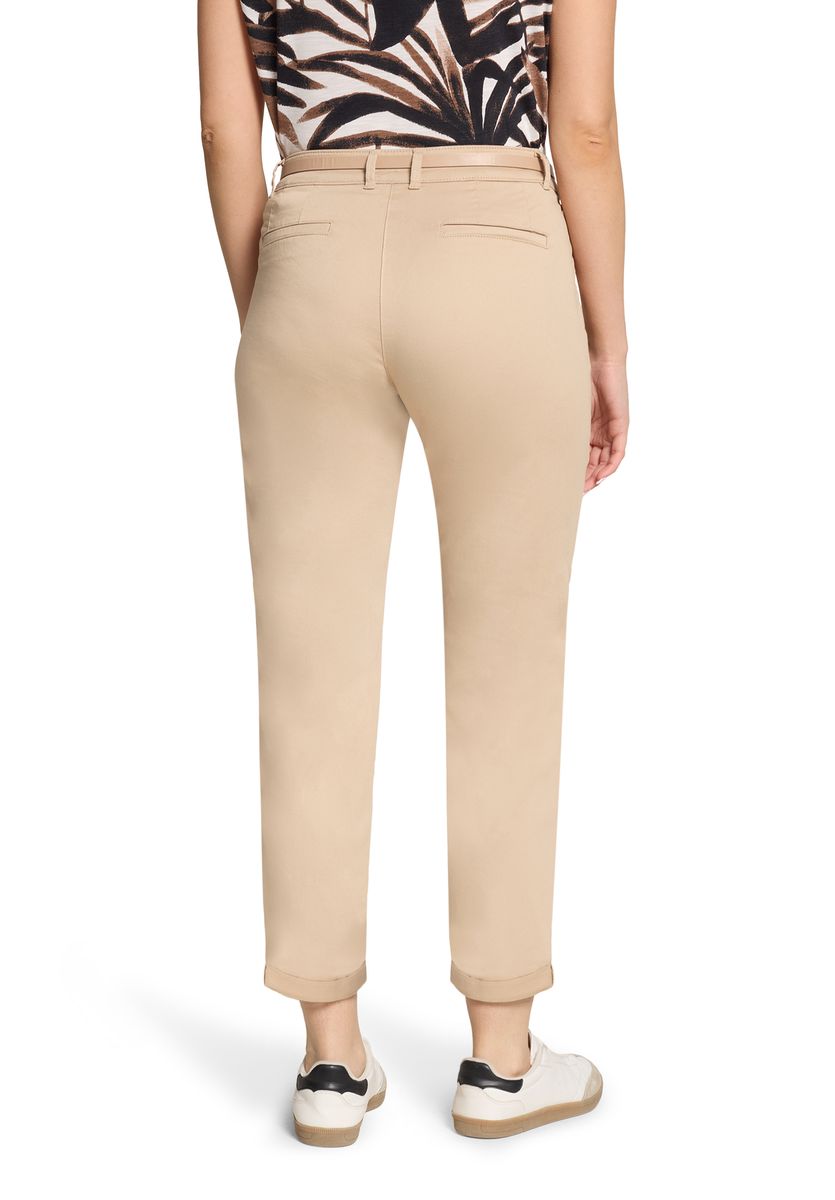 Chino-Hose mit entspannter Passform und Gürtel