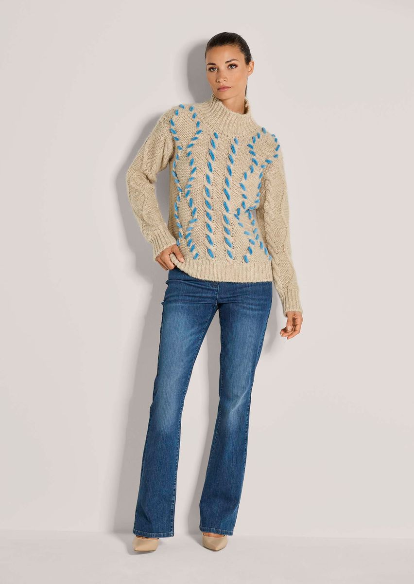 Zopfstrick-Pullover mit Folklore-Stickerei