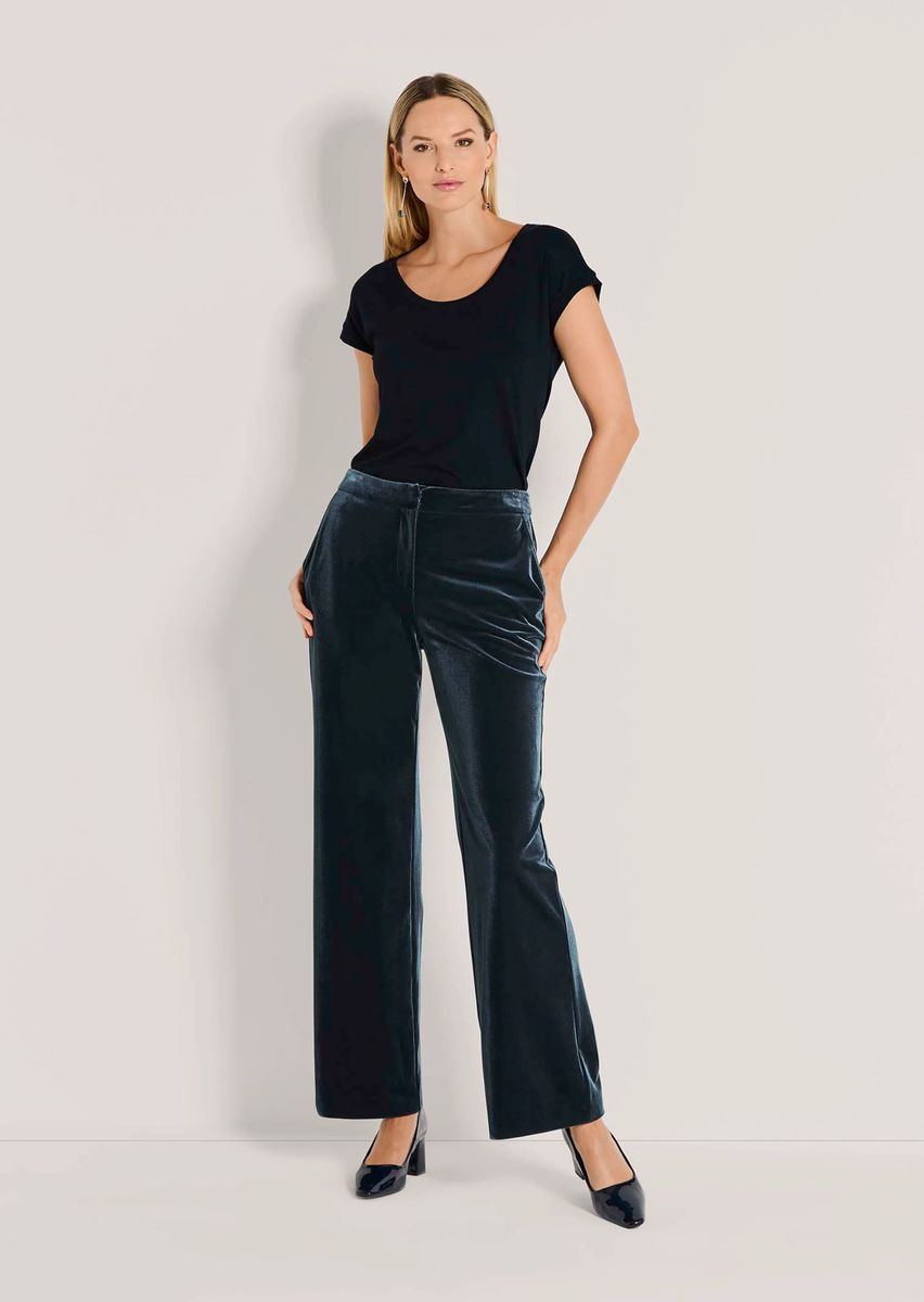 Elegante Samthose mit weitem Bein