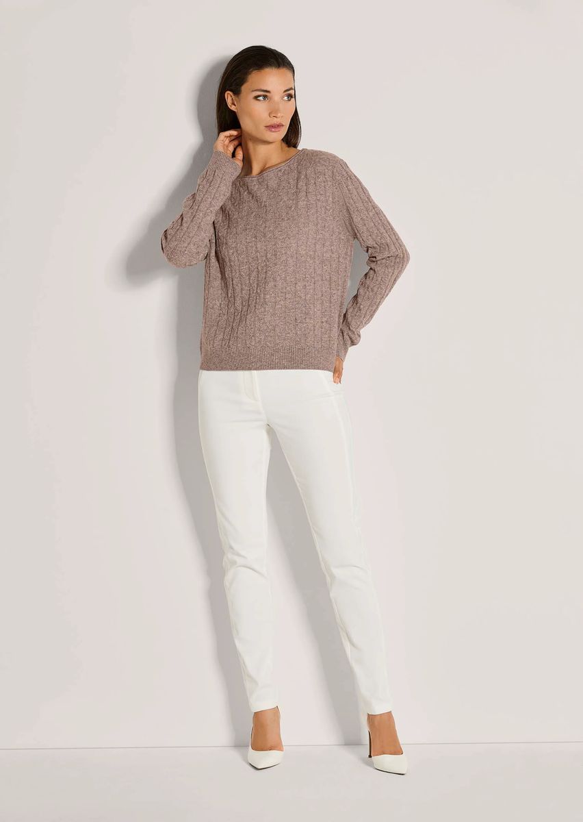 Schurwollpullover mit feinem Zopfmuster
