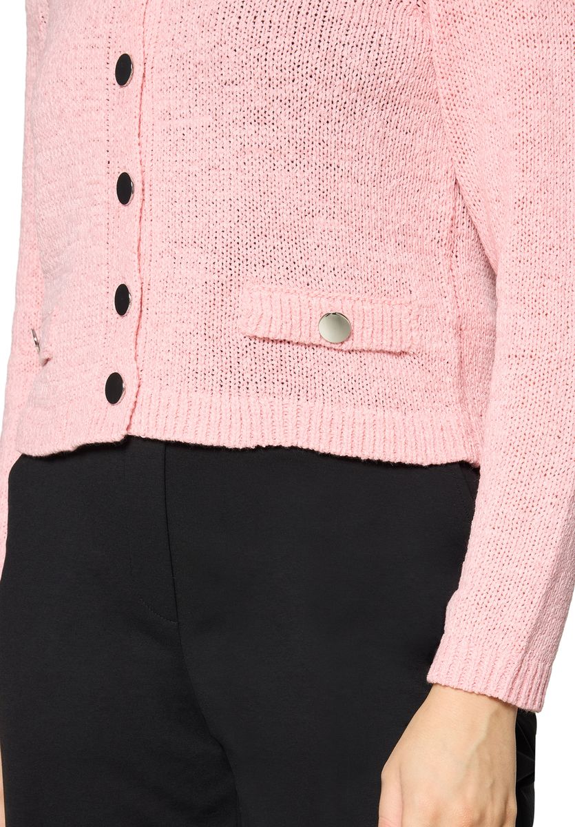 Kurze Strickjacke mit aufgesetzten Taschen