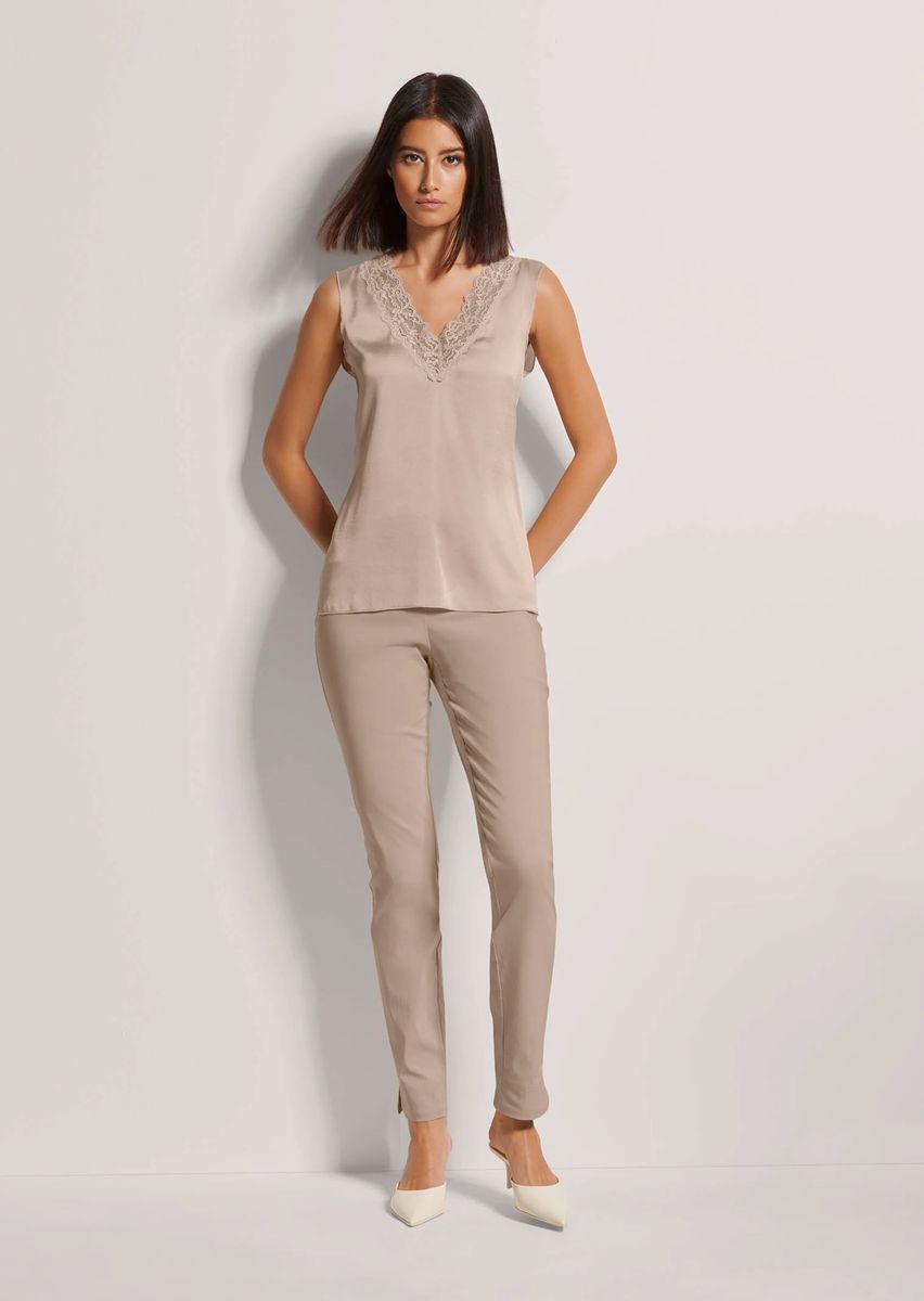 Elegantes Seidentop mit Spitzenbesatz