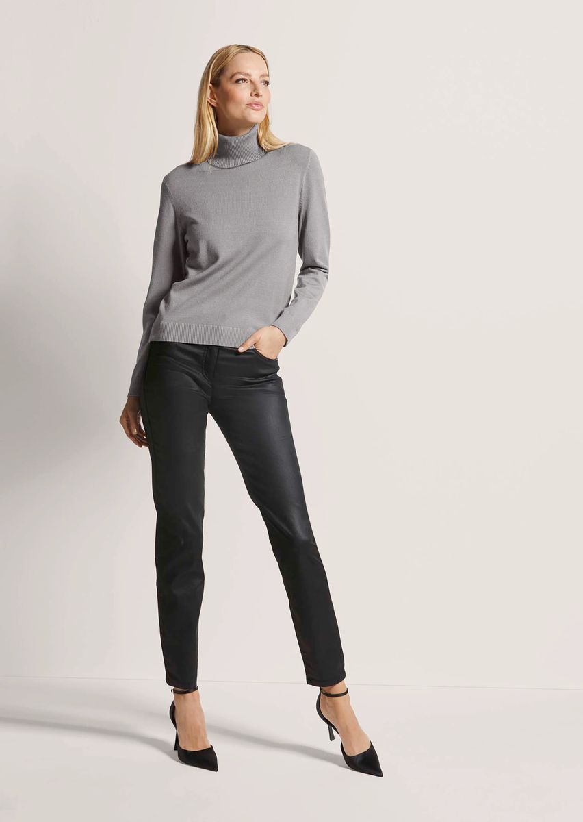 Figurbetonter Feinstrick-Rollkragenpullover