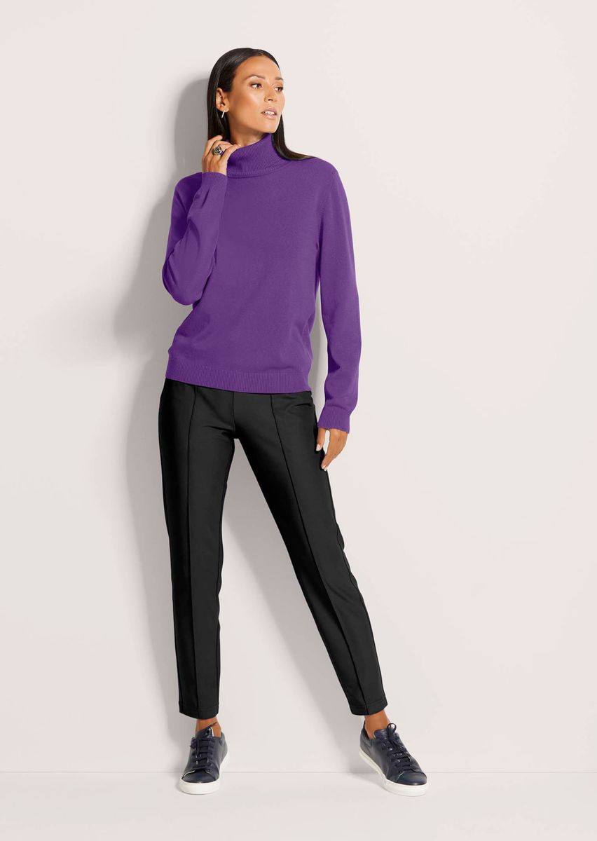 Figurnaher Rollkragenpullover aus Feinstrick