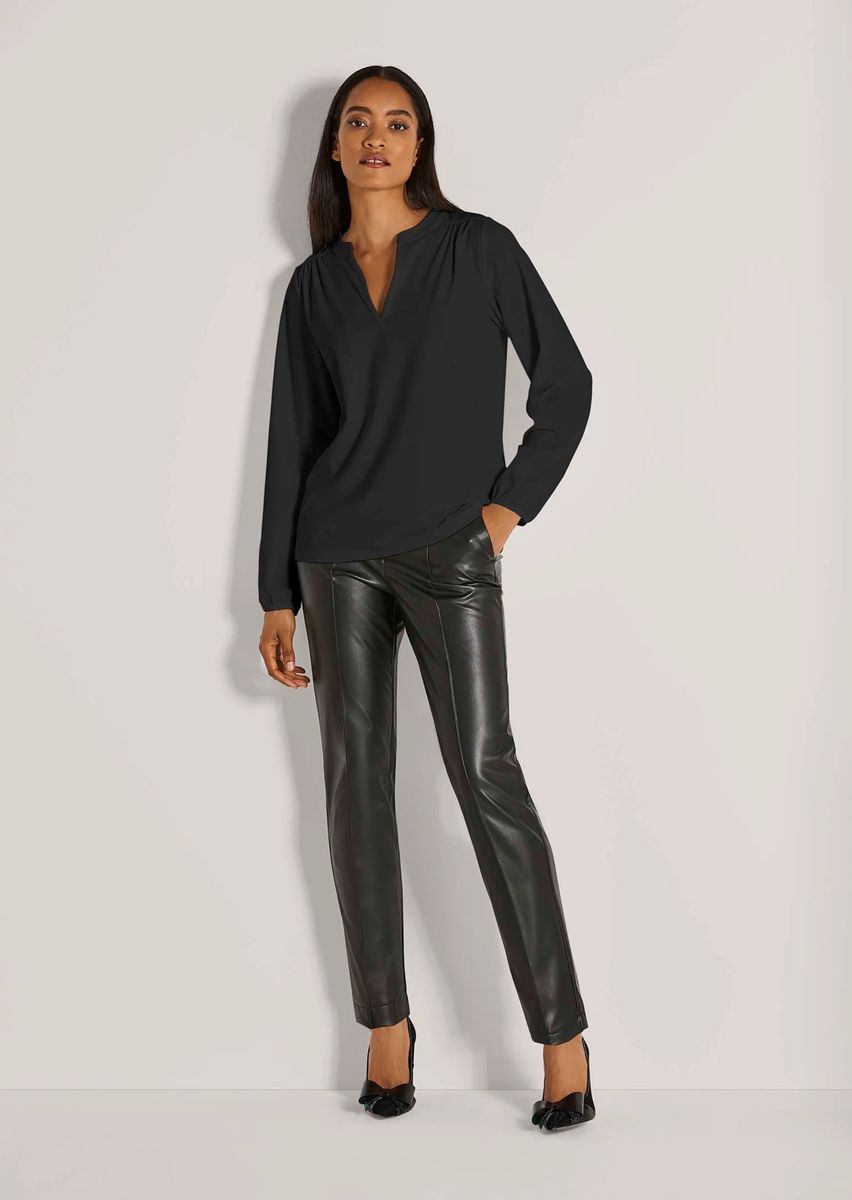 Jersey-Bluse mit raffiniertem Ausschnitt